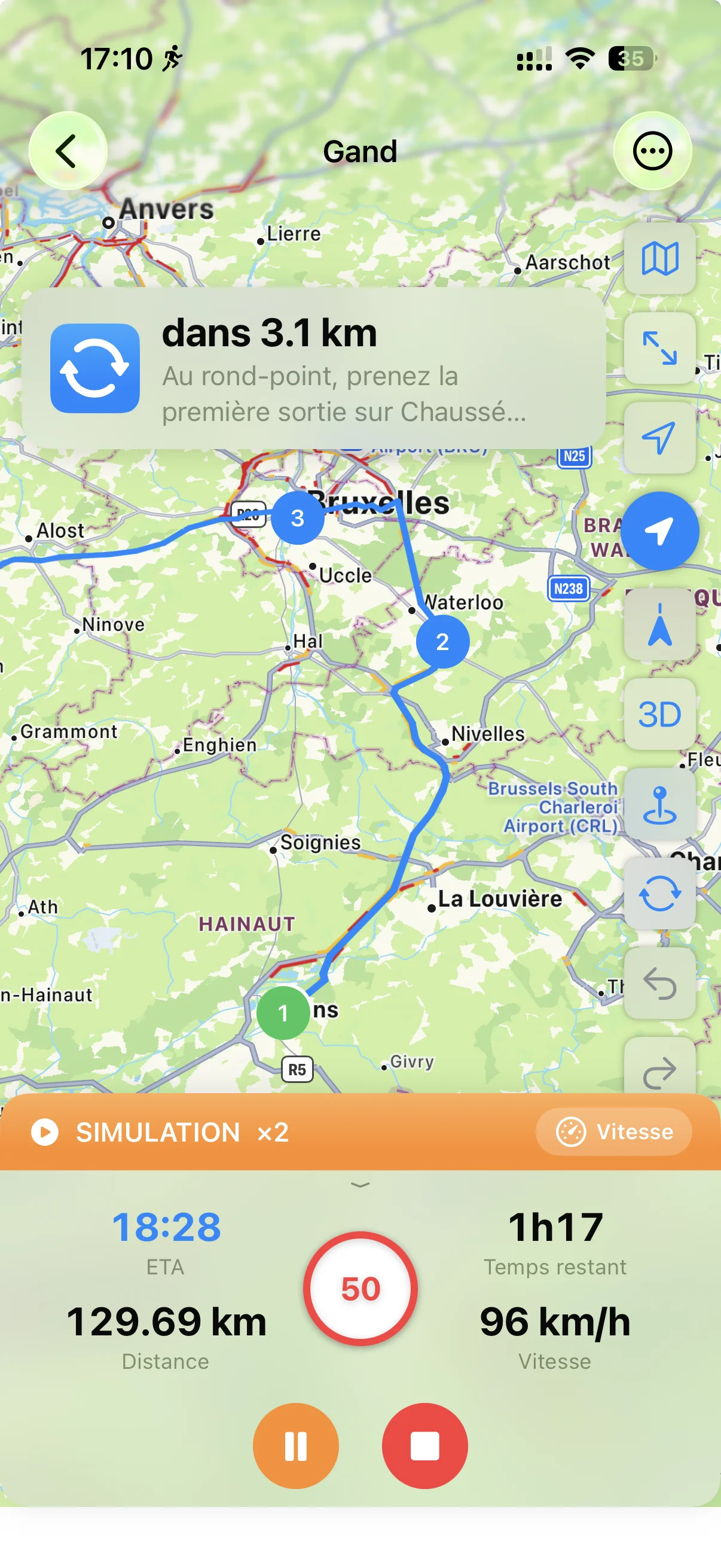 Navigation voiture en route : encart de manœuvre « dans 3,1 km — Au rond-point, prenez la première sortie », écran de navigation avec ETA 18:28, temps restant 1 h 17, panneau vitesse limite 50, vitesse courante 96 km/h, distance restante 129,69 km